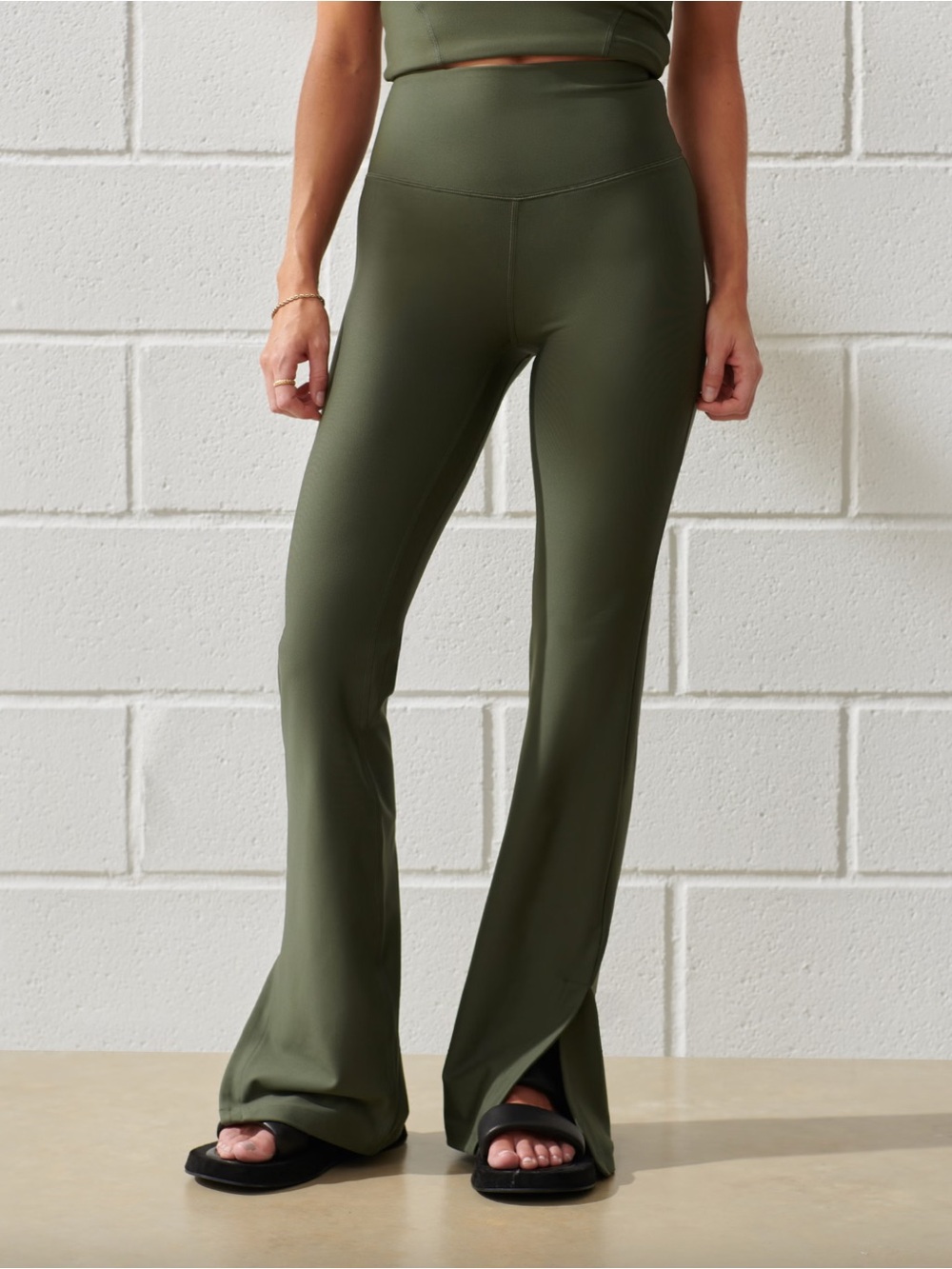 Abercrombie & Fitch YPB Sculptlux Split-Hem Flare Legging size medium
